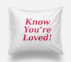 Know You're Loved! – Valkoinen satiinityynyliina 53×63 cm (taskulla)
