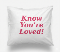 Know You're Loved! – Valkoinen satiinityynyliina 53×63 cm (taskulla)