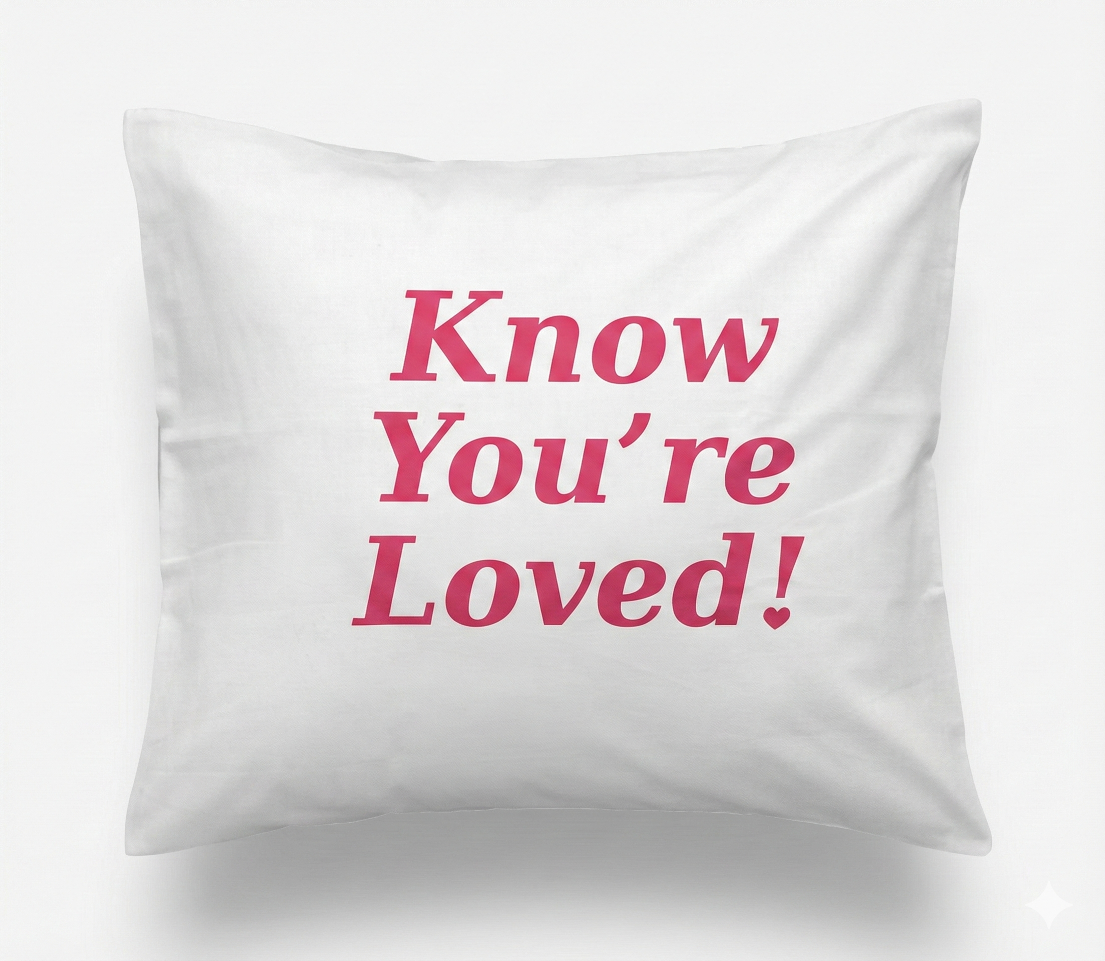 Know You're Loved! – Valkoinen satiinityynyliina 53×63 cm (taskulla)