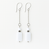 Hopeiset korvakorut ketjulla ja lasihelmillä