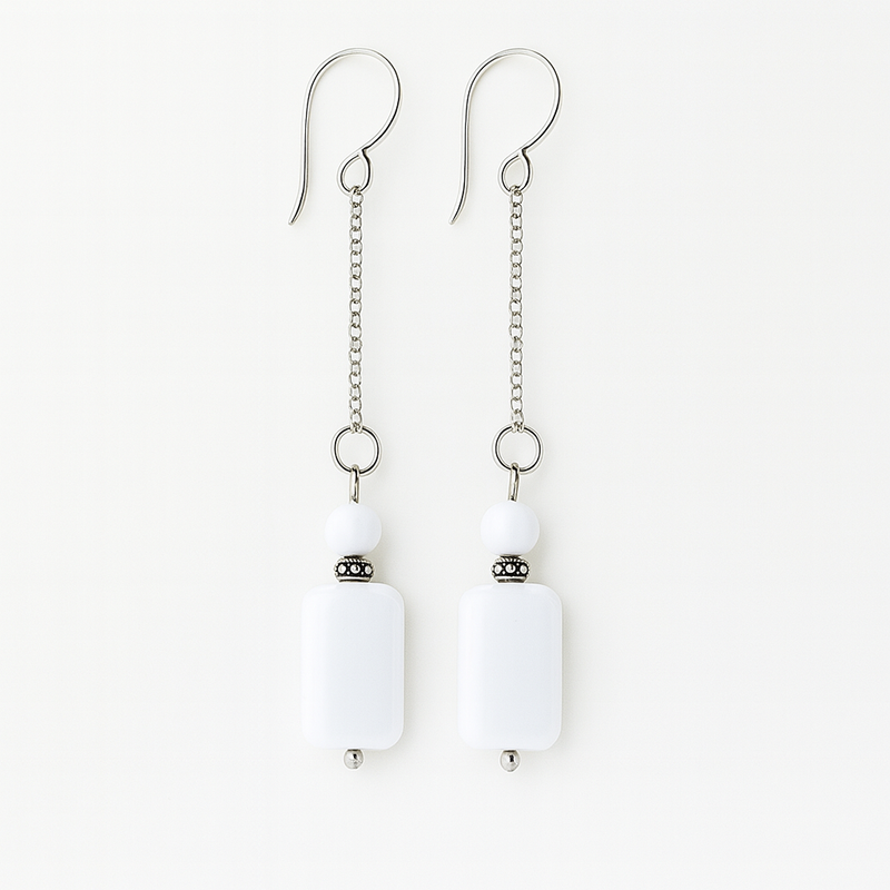 Hopeiset korvakorut ketjulla ja lasihelmillä