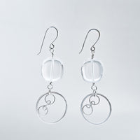 Hopeiset renkaat ja kirkas lasihelmi