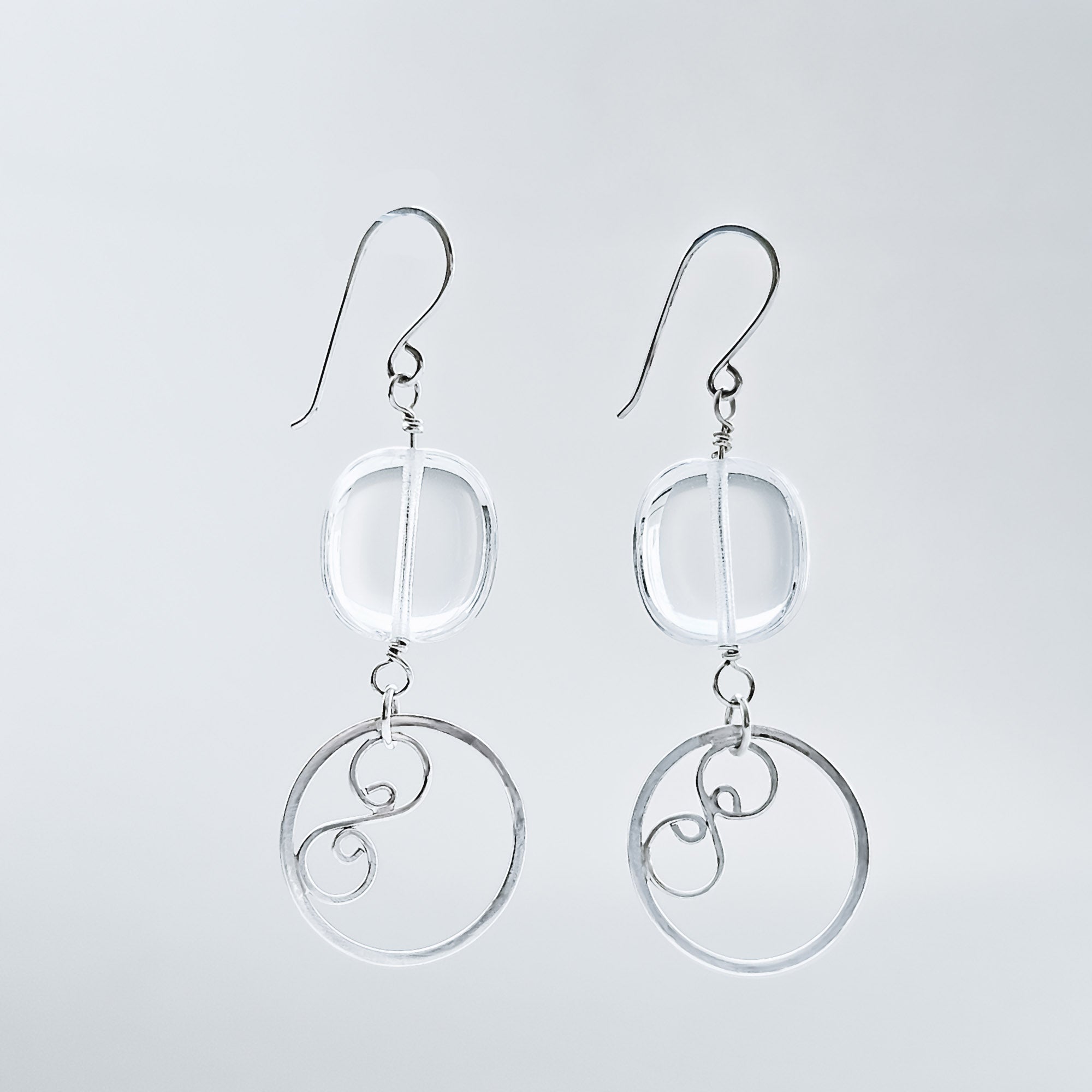 Hopeiset renkaat ja kirkas lasihelmi