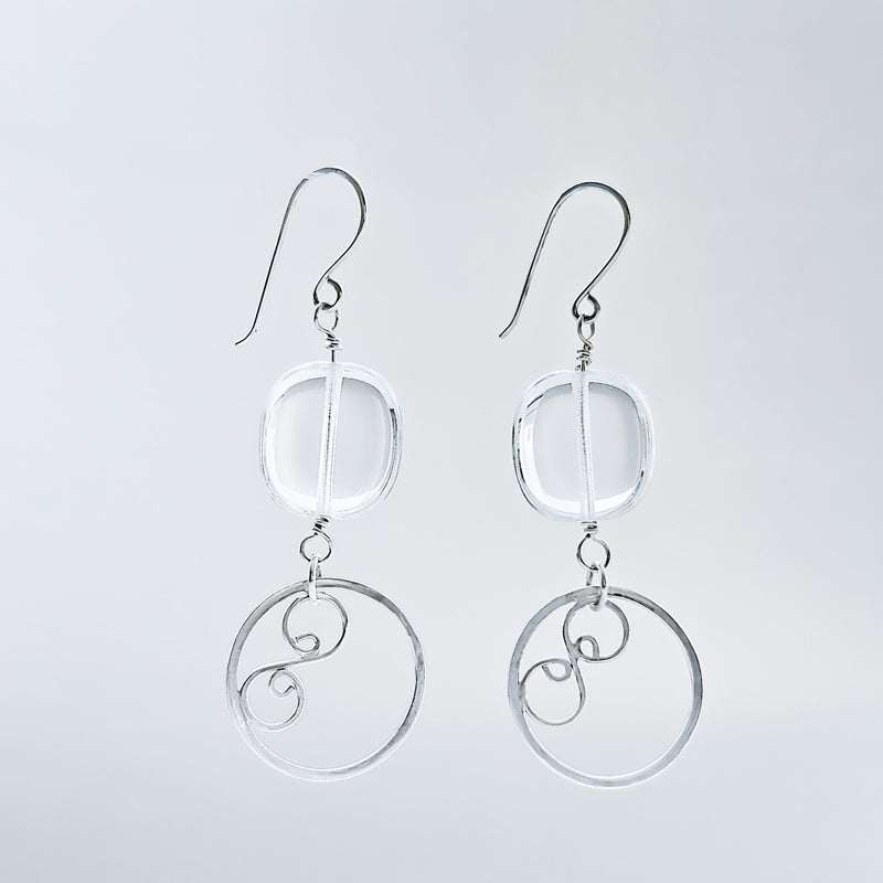 Hopeiset renkaat ja kirkas lasihelmi