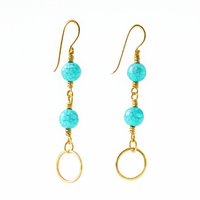 Korvakorut kultaisilla renkailla ja turkooseilla amatsoniittihelmillä