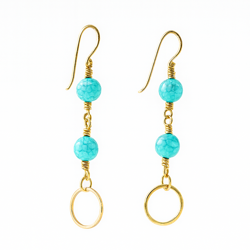 Korvakorut kultaisilla renkailla ja turkooseilla amatsoniittihelmillä