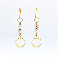 Kultaiset renkaat ja howliittihelmet