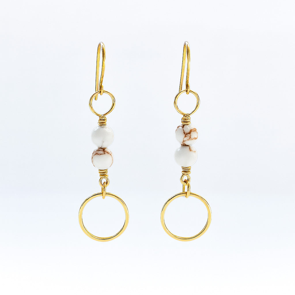 Kultaiset renkaat ja howliittihelmet