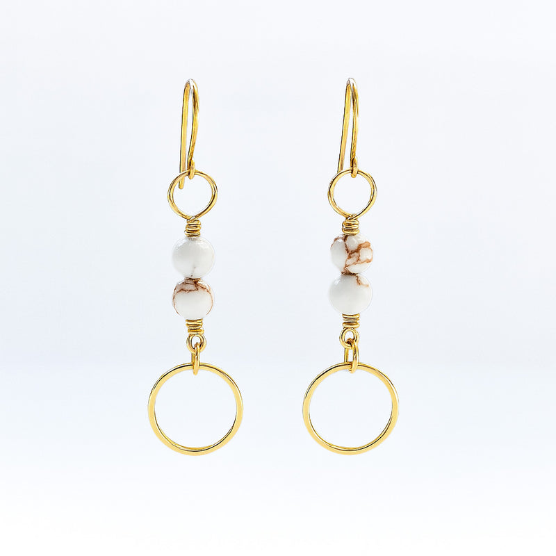 Kultaiset renkaat ja howliittihelmet