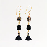 Mustakultaiset korvakorut tupsulla