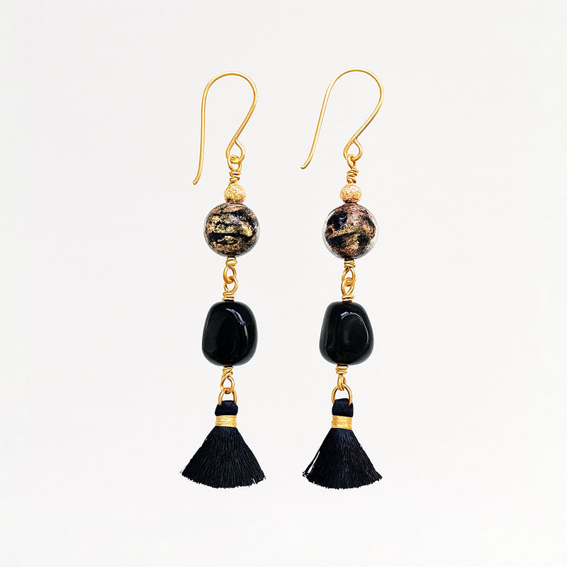 Mustakultaiset korvakorut tupsulla