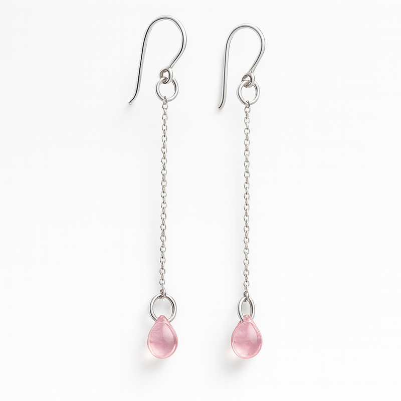 Pinkit pikku pisarat hopeaketjussa