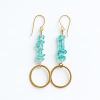 Turkoosi lasihelmikorvis ja kultainen rengas