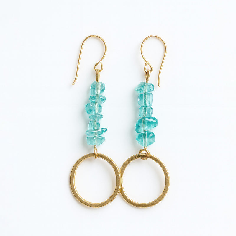 Turkoosi lasihelmikorvis ja kultainen rengas