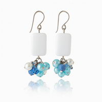 Valkoiset suorakulmiokorvakorut helmikimpulla