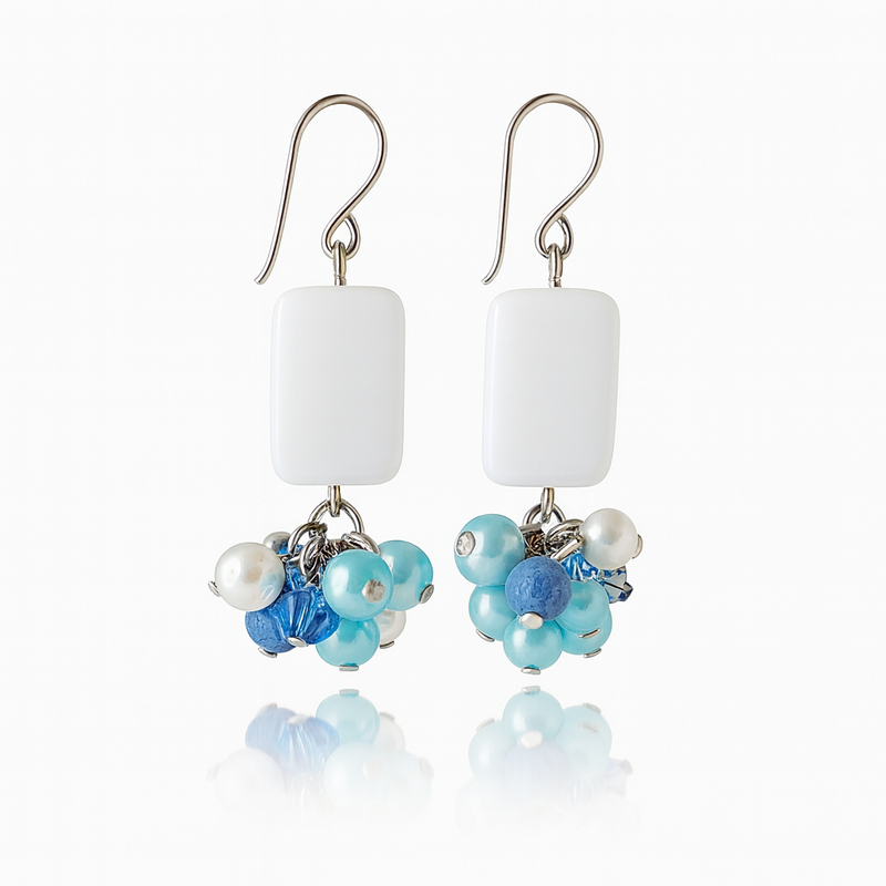 Valkoiset suorakulmiokorvakorut helmikimpulla