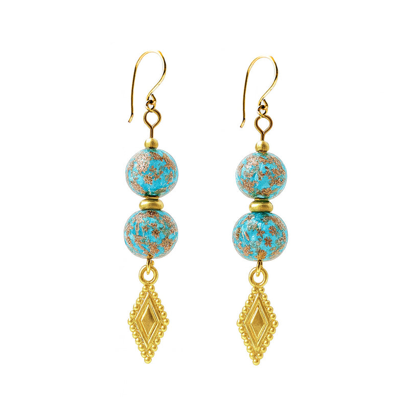 Venetsialaiset lamppuhelmikorut ja salmiakin muotoinen riipus