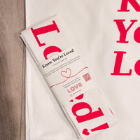 Know You're Loved! – Valkoinen satiinityynyliina 53×63 cm (taskulla)