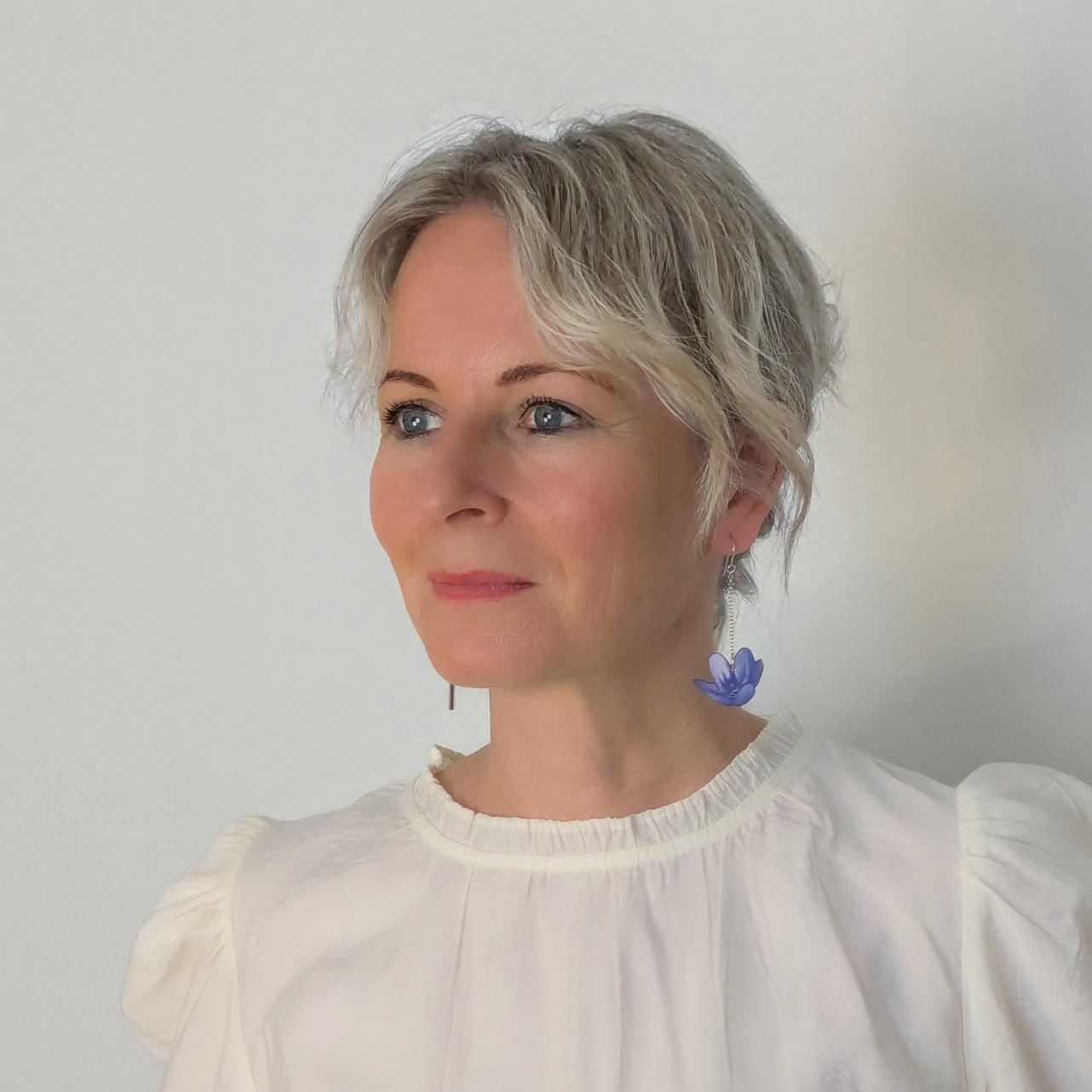 Blå anemon på en silverkedja